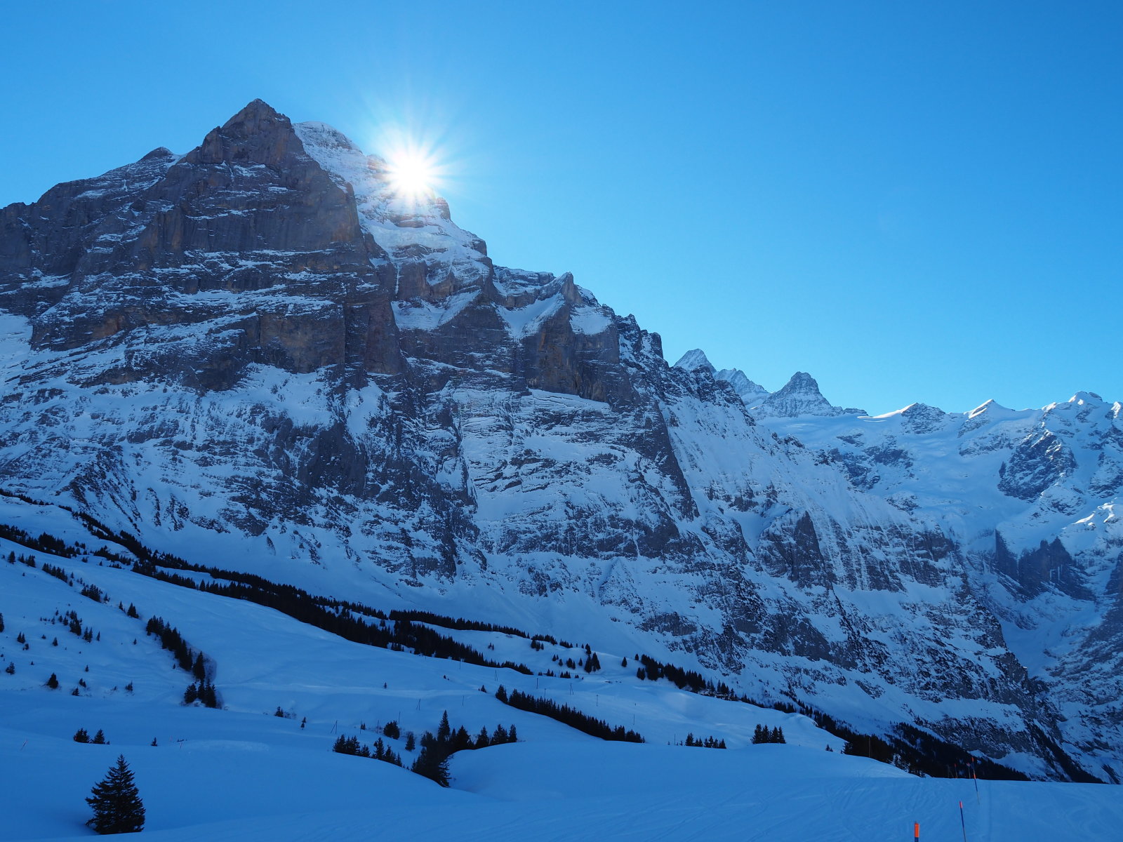 10:15-kor a Wetterhorn mögül besüt a Nap a völgybe