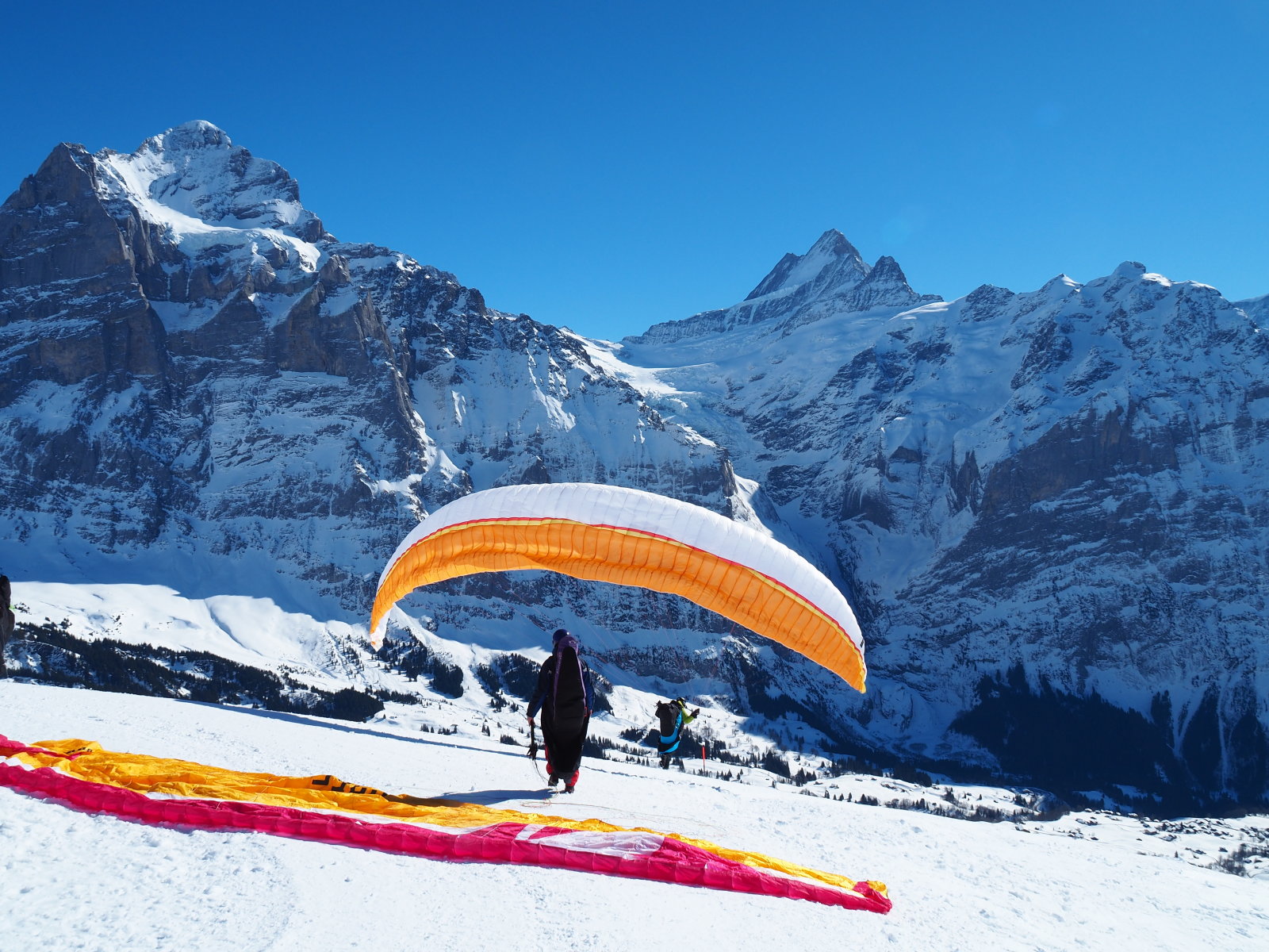 Itt a láb még a földön van