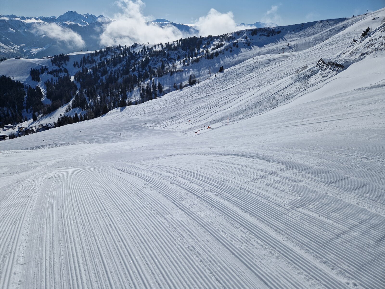 Csíkosra ratrakolt lejtők: a reggeli órákban tökéletes a pálya!
