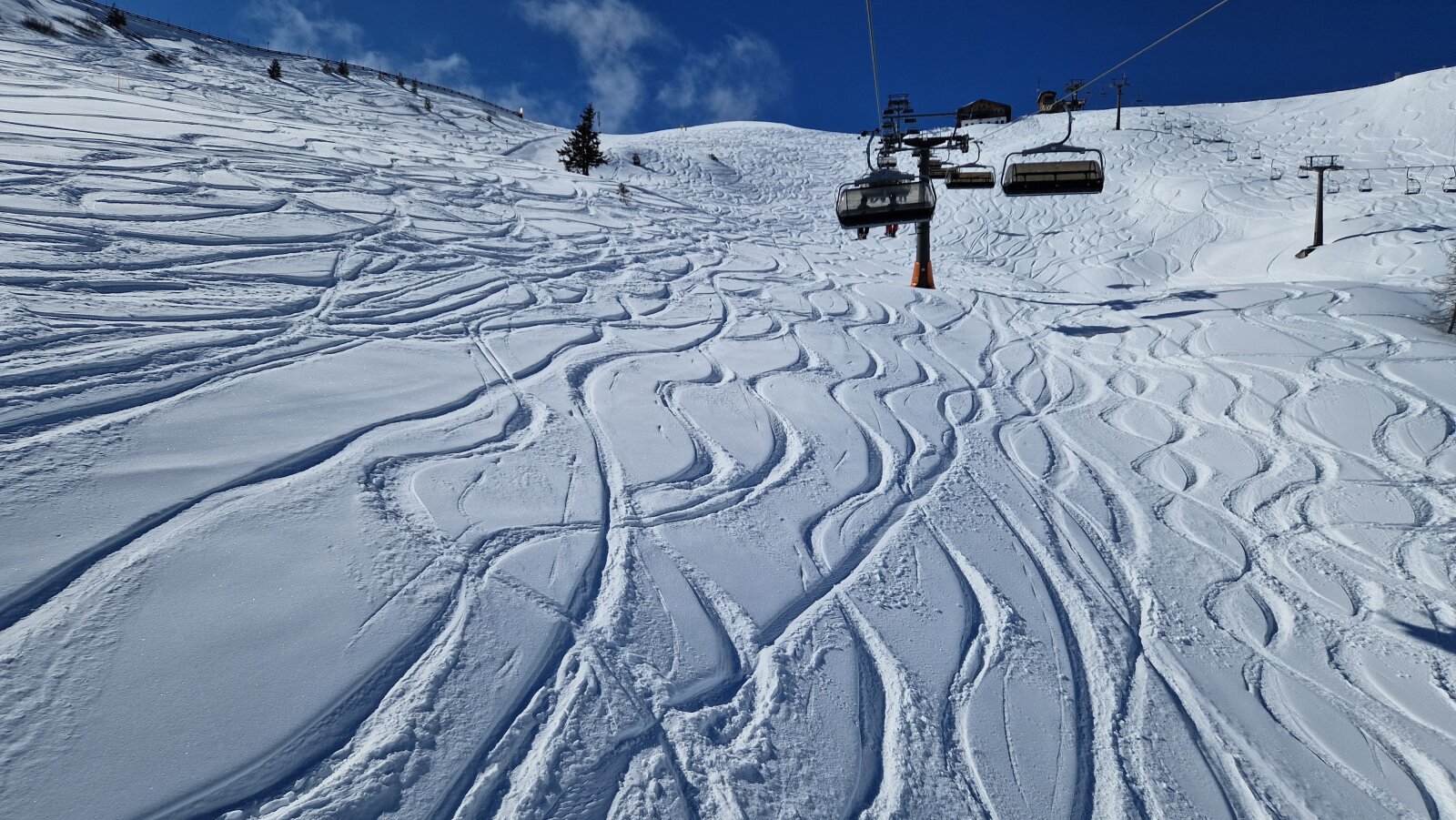 Az április 1-i havazás freeride nyomai az ülőlift alatt