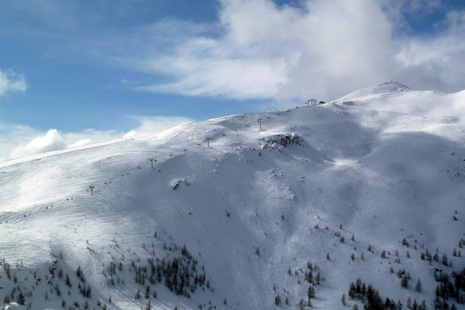 A Speiereck (2411 m) és a piros 4a (a gerincen) a Grosseck-ről.