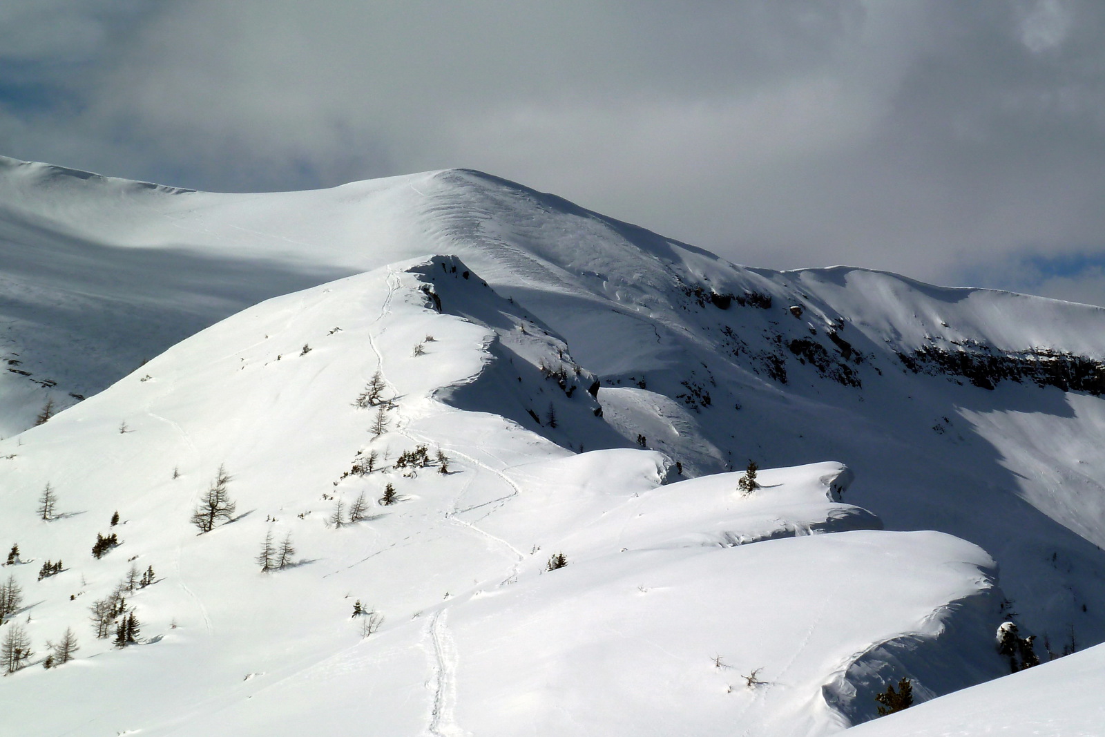 Szélfútta hógerincek - kilátás a Grosseck-ről (2066 m).