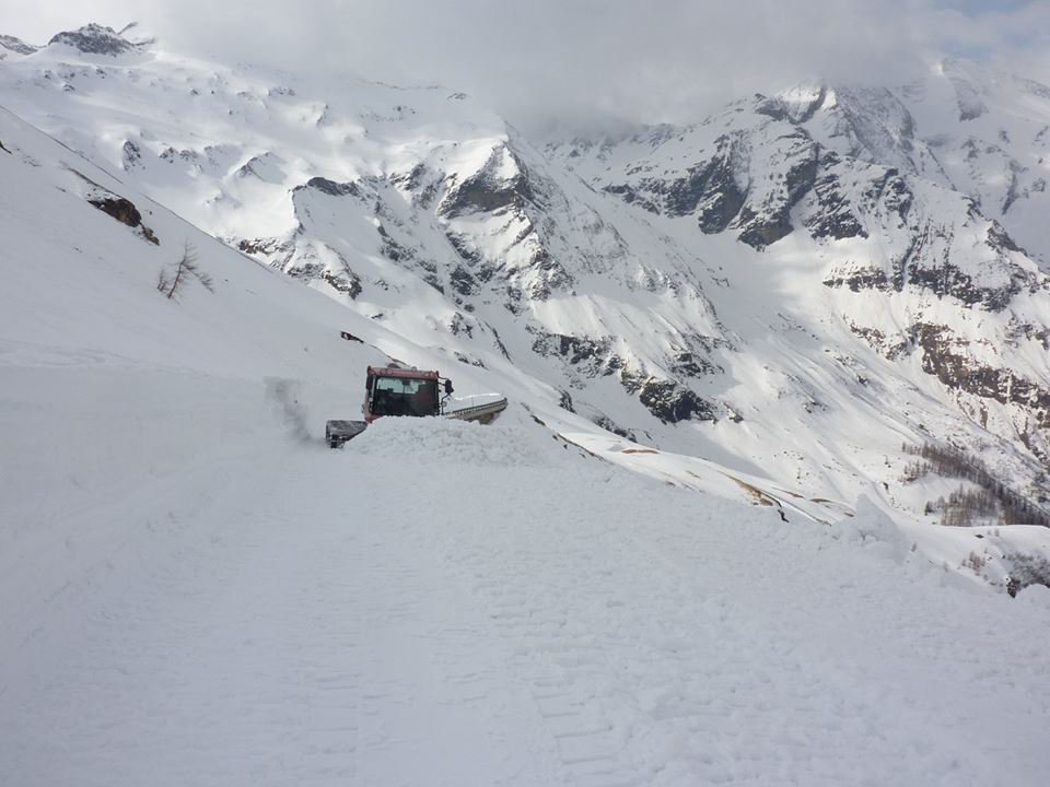 Először ratrakokkal kezdik a hóeltakarítást