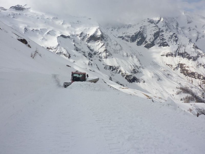 Először ratrakokkal kezdik a hóeltakarítást - Kattints a képre a nagyításhoz