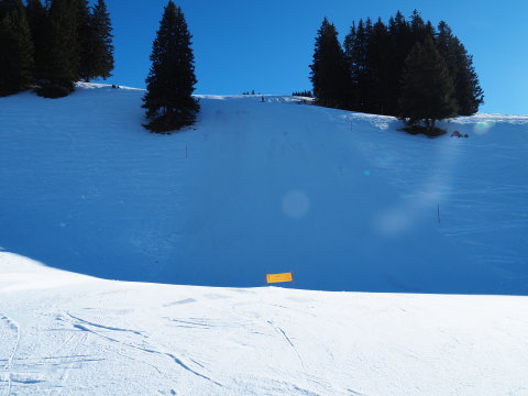 az a rész az árnyékban fekete pálya, előtte meg utána is süt a nap, az egy fal