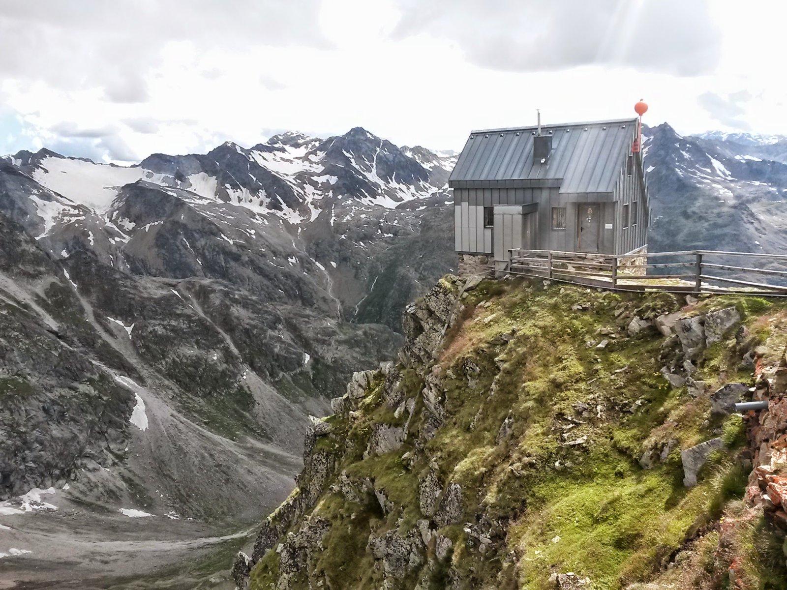 Felvonóház a Hildesheimer Hütte mellett - embereket nem, csak csomagokat szállít ide a lift.