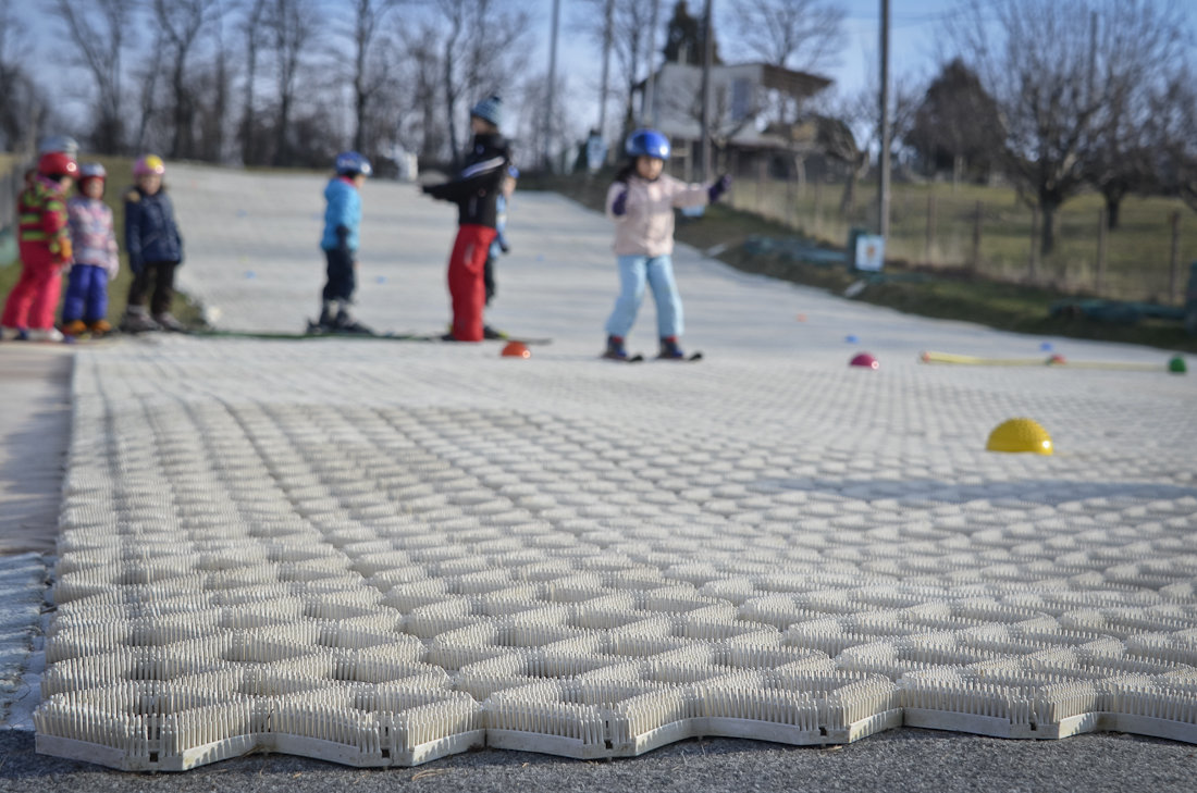 A pálya vékony műanyagtüskékből áll, ami nyomás hatására elhajlik.