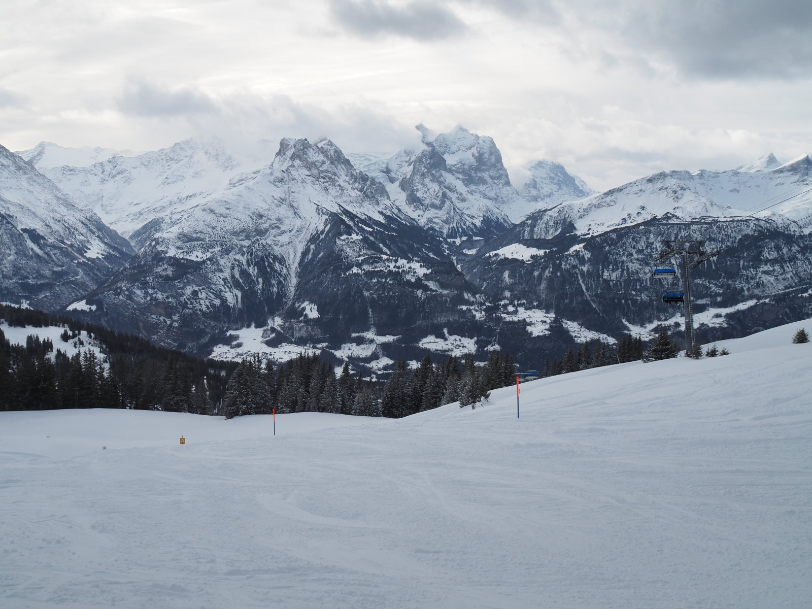 középen a Wetterhorn jobbra tőle felhőben az Eiger látszik