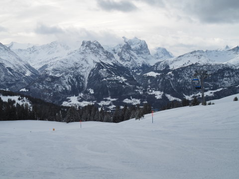 középen a Wetterhorn jobbra tőle felhőben az Eiger látszik