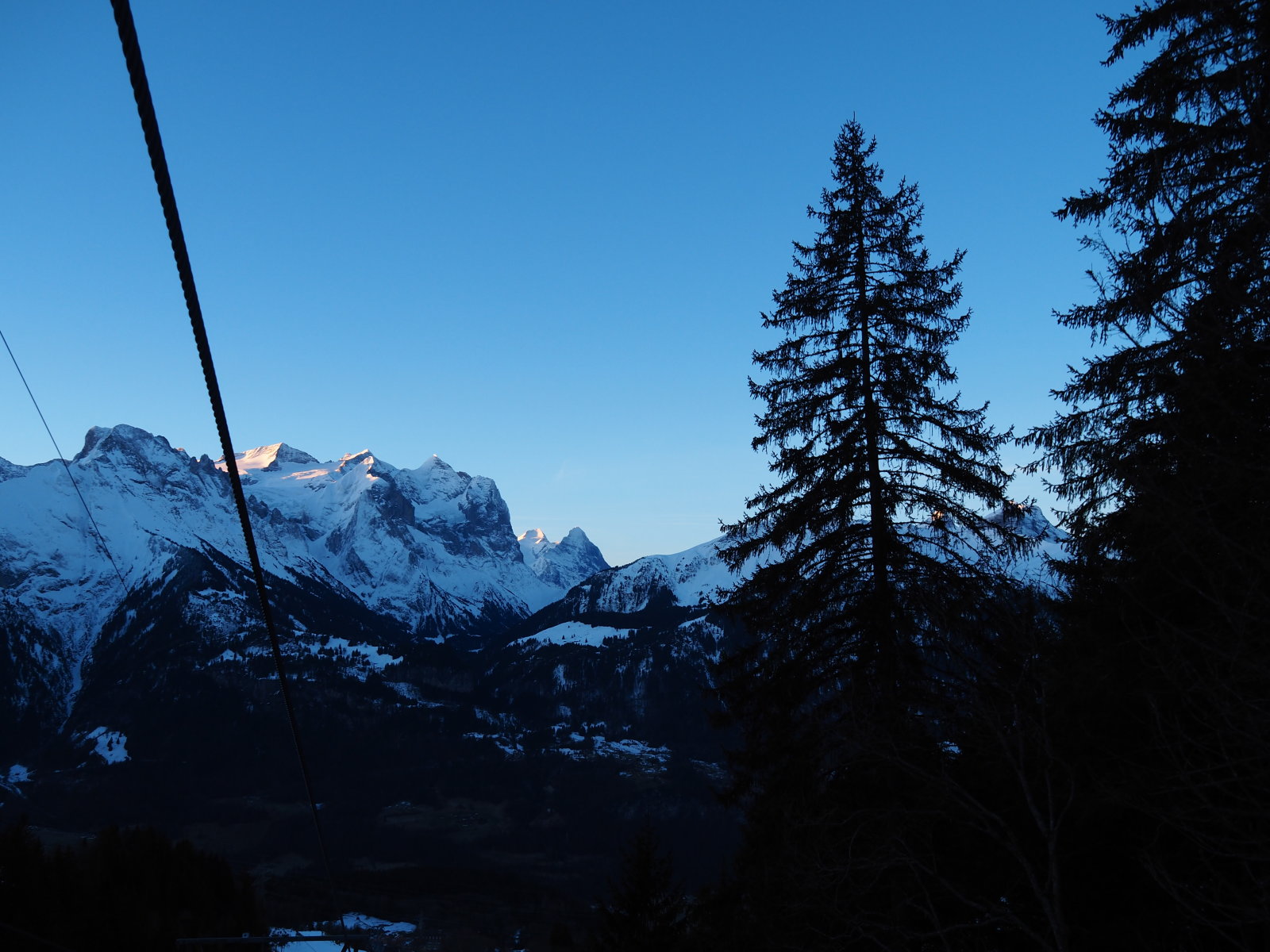 8:05-kor csak a Schreckhorn tetejét süti a Nap