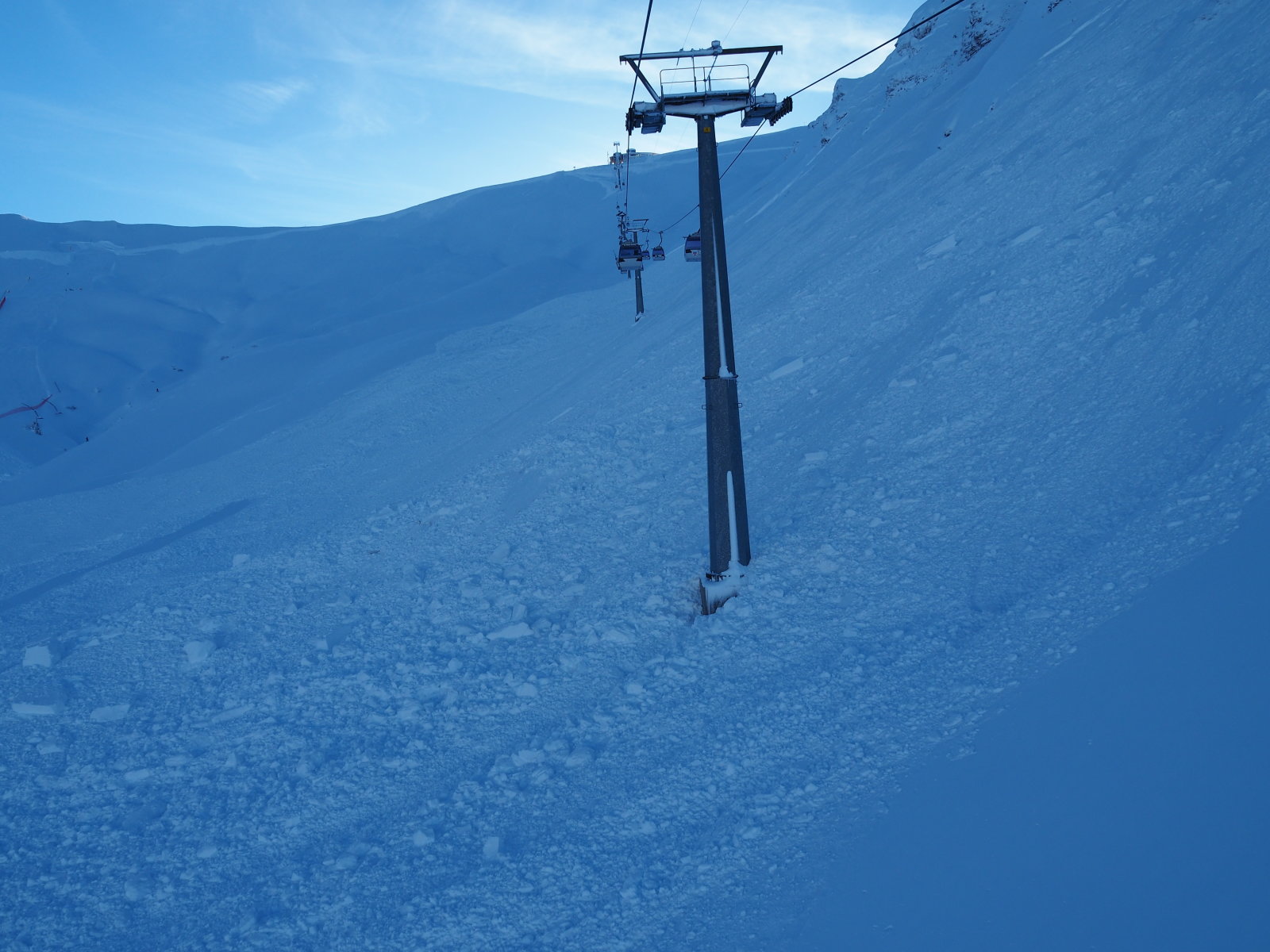 tegnap itt lavinát okoztak szándékosan, láttam feljebb a krátert ahol robbantottak