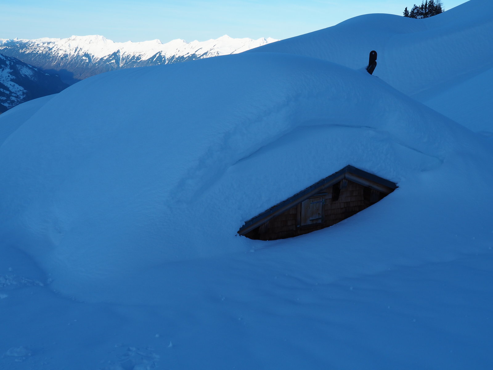 hóból nem volt hiány itt a tetőn szerintem 2m lehetett a hóréteg vastagsága