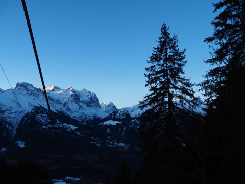 8:05-kor csak a Schreckhorn tetejét süti a Nap