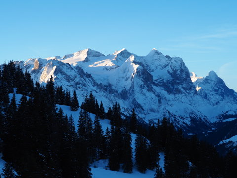 jobbra az Eiger csúcsa látszik mellette balra a Wetterhorn