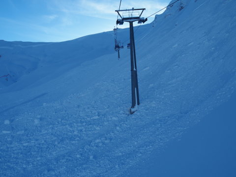 tegnap itt lavinát okoztak szándékosan, láttam feljebb a krátert ahol robbantottak