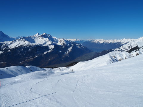 háttérben a Brienzersee