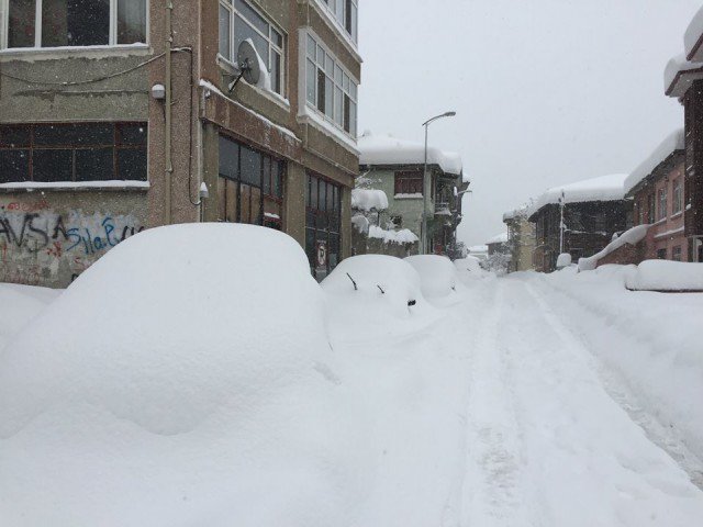 A kedvelt tengerparti üdülővárosban, Bartinban 93 cm hó esett: Fotó: Ayhan Acar DHA