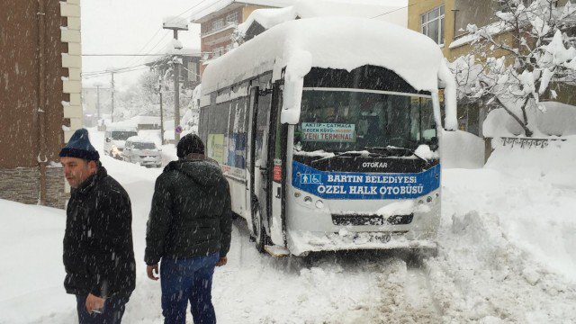 A kedvelt tengerparti üdülővárosban, Bartinban 93 cm hó esett: Fotó: Ayhan Acar DHA