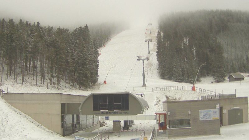 Stuhleck is fehér ruhát öltött  - Fotó: webkamera - Kattints a képre a nagyításhoz