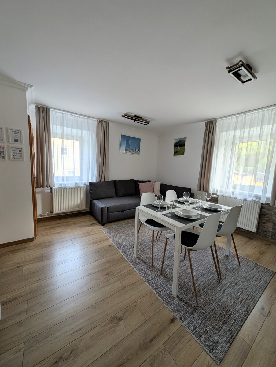 Emelet, 2 hálószobás apartman - kisszoba franciaággyal