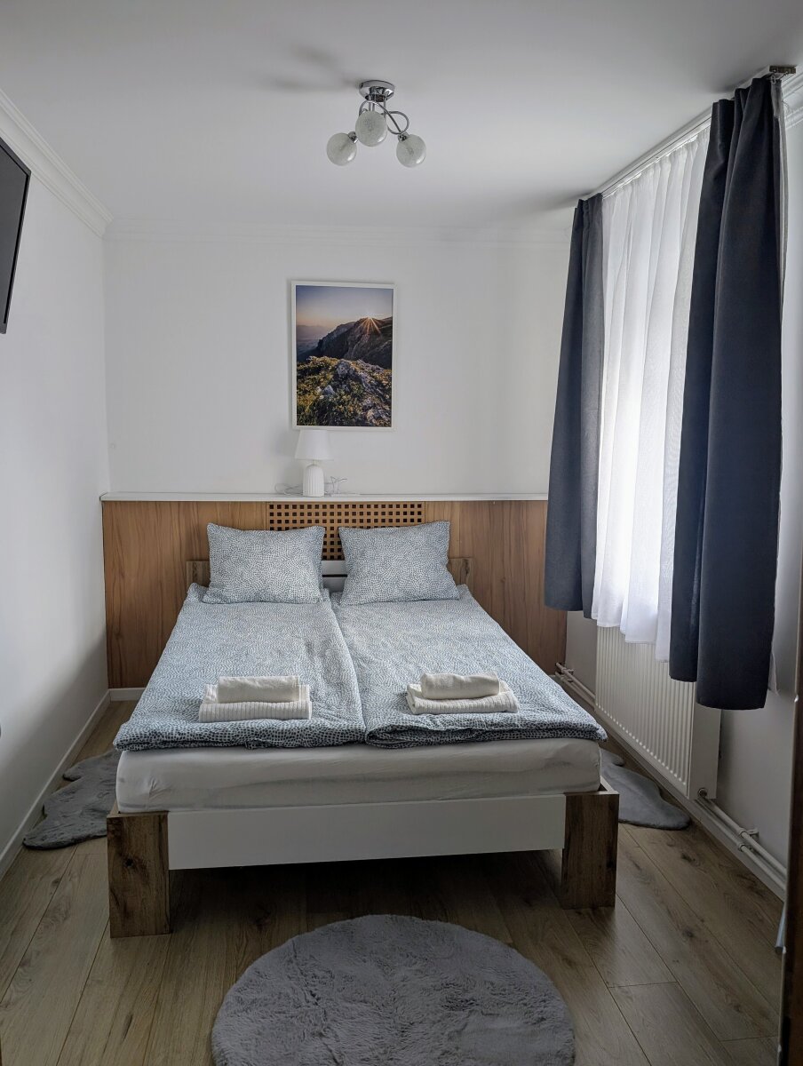 Emelet, 2 hálószobás apartman - kisszoba franciaággyal