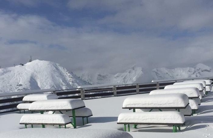Rifugio Montebello a terasz padja közelről