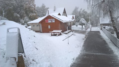 Galyatetőn a síkölcsönzőnél 4-6 cm havat mértek | Forrás:  Vegyesbolt Galyatető, Síkölcsönző és Információs pont