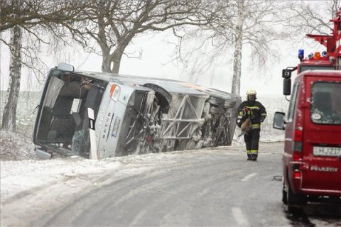 Havazás Zalában - Oldalára borult egy autóbusz (MTI Fotó: Varga György)