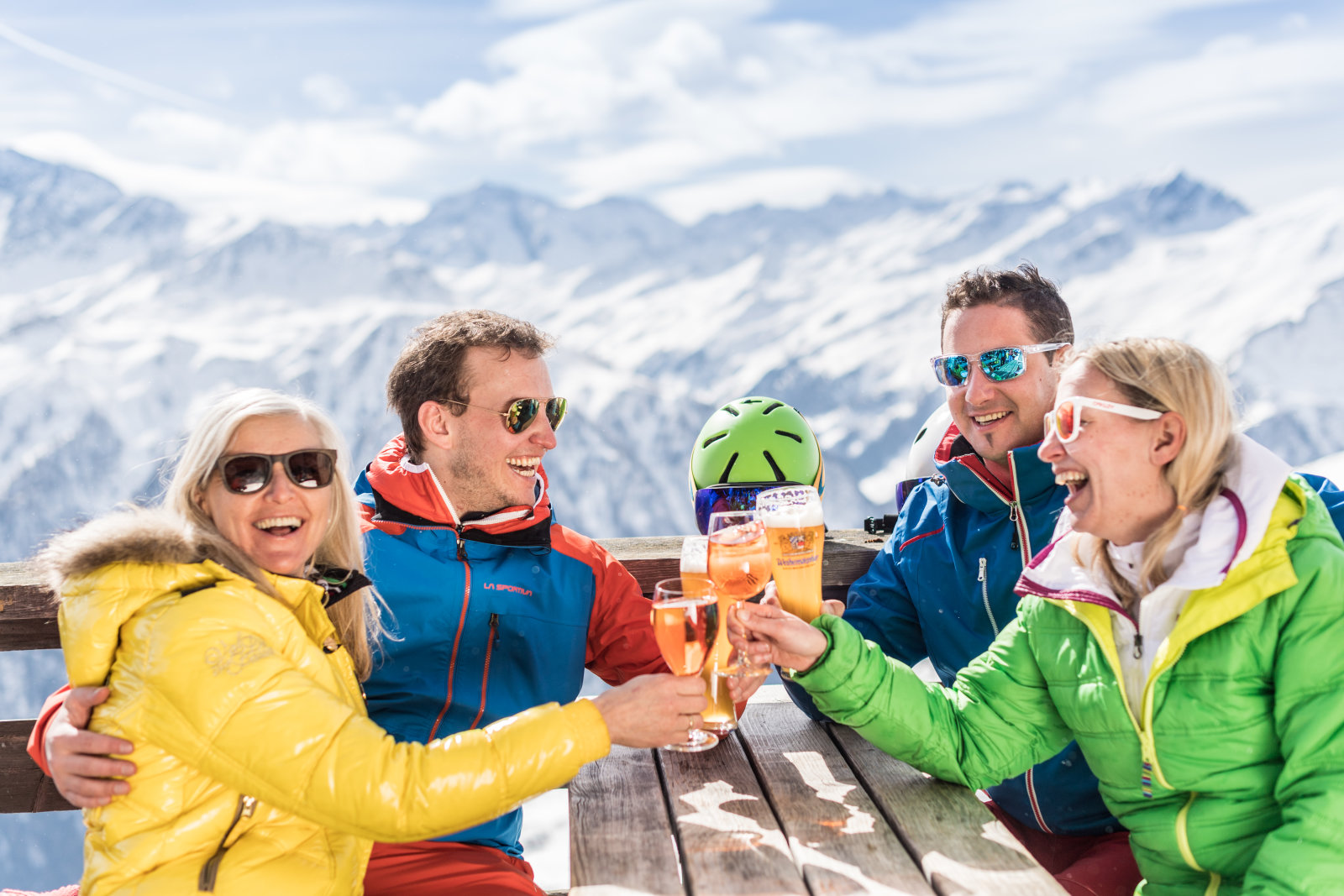 Leute-trinken-bei-HU00fctte.jpg
