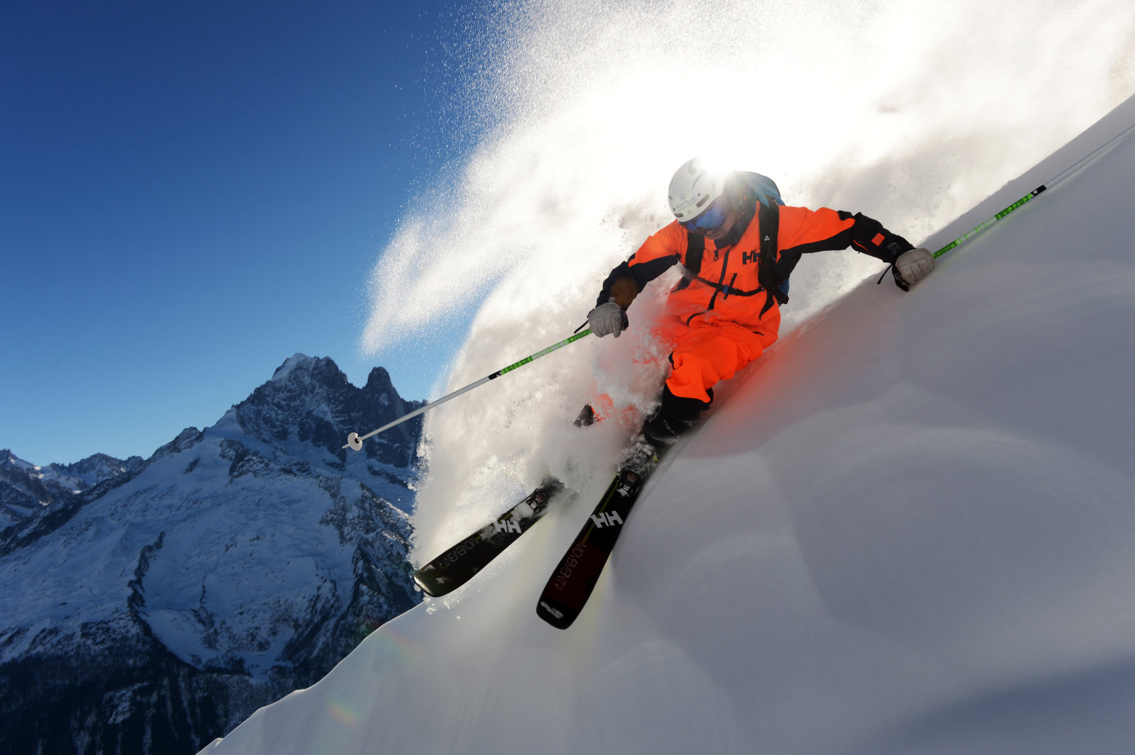 Lorenzo pályán kívül síel - viselete: Helly Hansen Ullr Powder sídzseki