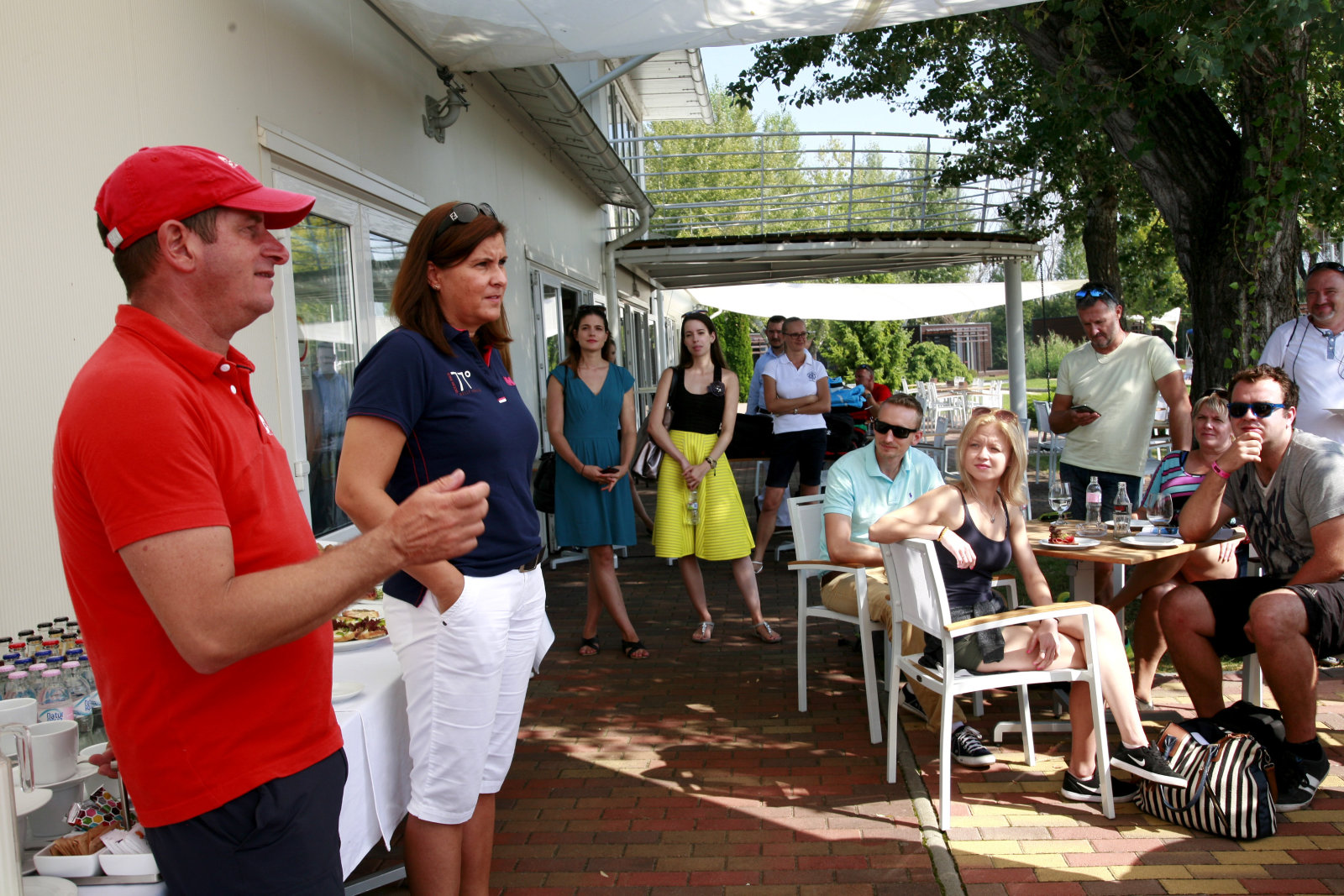 Balra: Király Zsolt, a Raffica Libera kapitánya és a Rajna Gabriella, a hajó csapatát szponzoráló Helly Hansen Magyarország ügyvezetője