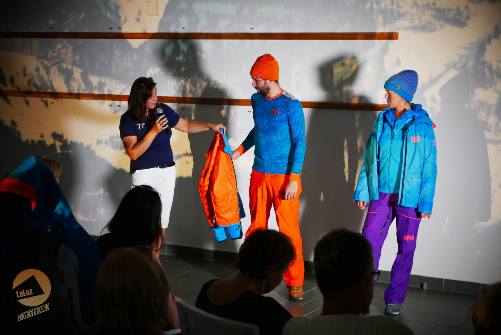 Már nem divat a matchy-matchy. Nem fontos, hogy a nadrág és a kabát színe tökéletesen harmonizáljon. Használjunk bátran "vad" színösszeállításokat!