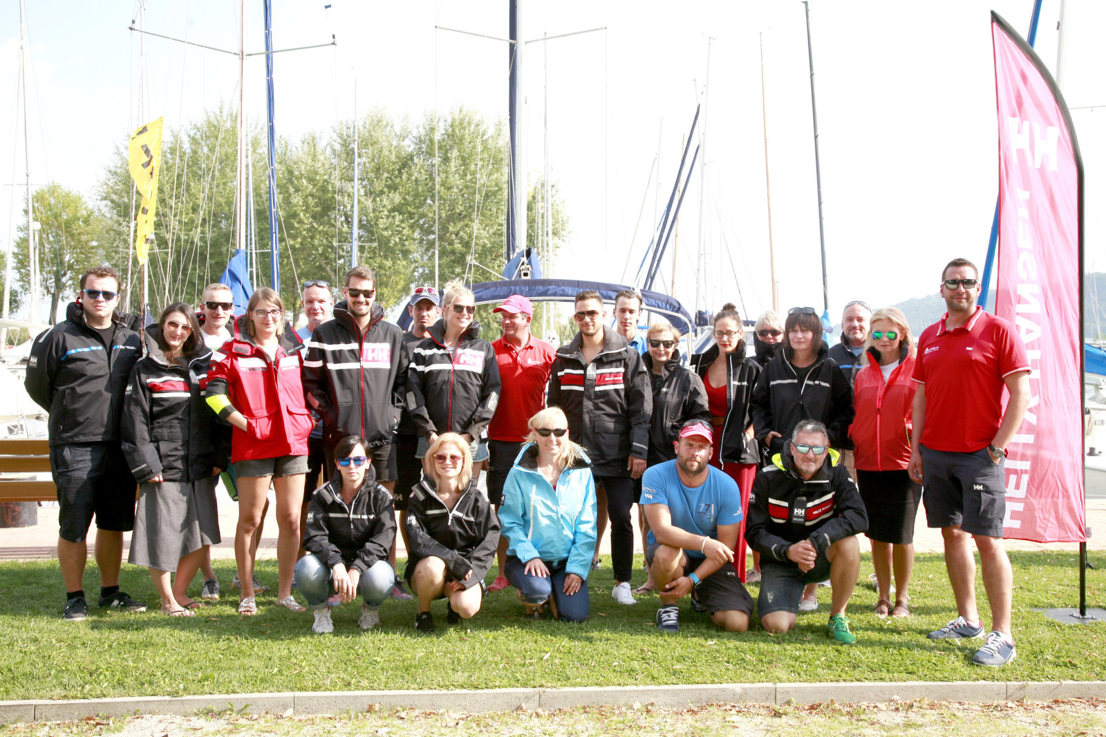 Nyári csoportkép télikabátban. A Helly Hansen már felkészült a 2016/17-es télre és termékeit felpróbálhattuk Balatonfüreden.