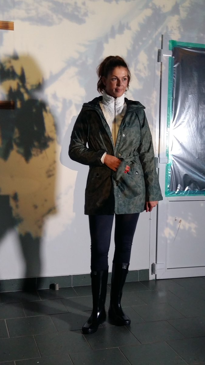 Őszre és enyhe télre ajánlott viselet: nőies vonalú esőkabát vékony béléssel és csini gumicsizma