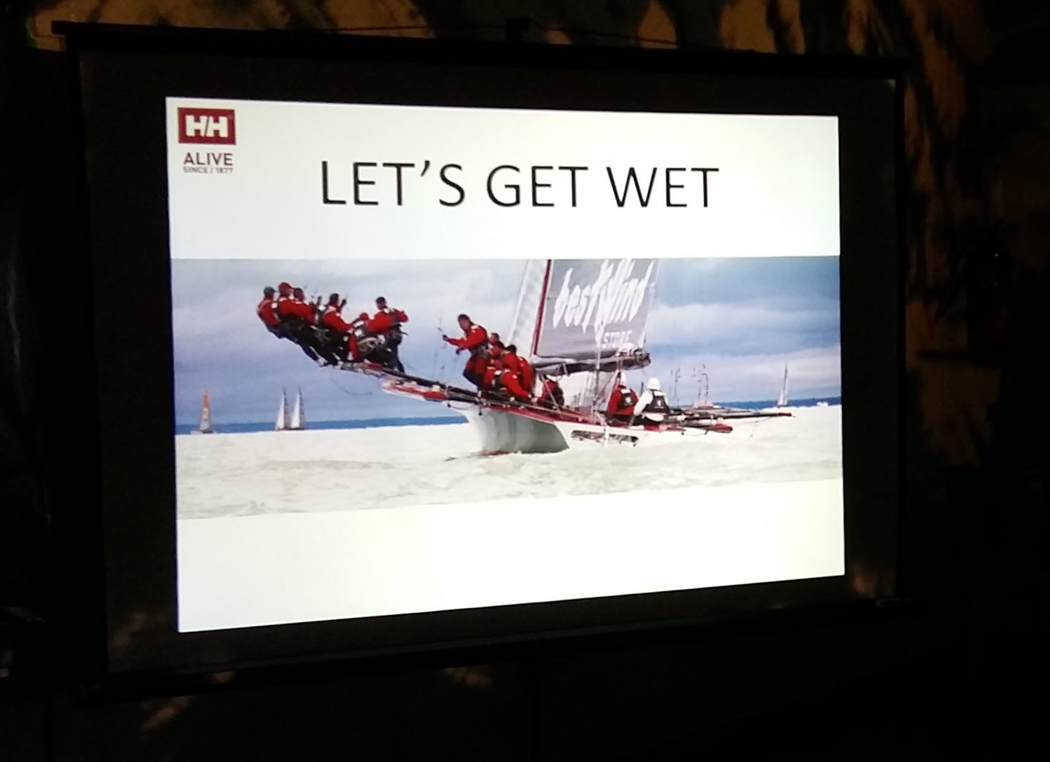 A Raffica személyzete tetőtől talpig Helly Hansen öltözetben vág neki a kalandoknak. Jöhet a legzordabb idő is!