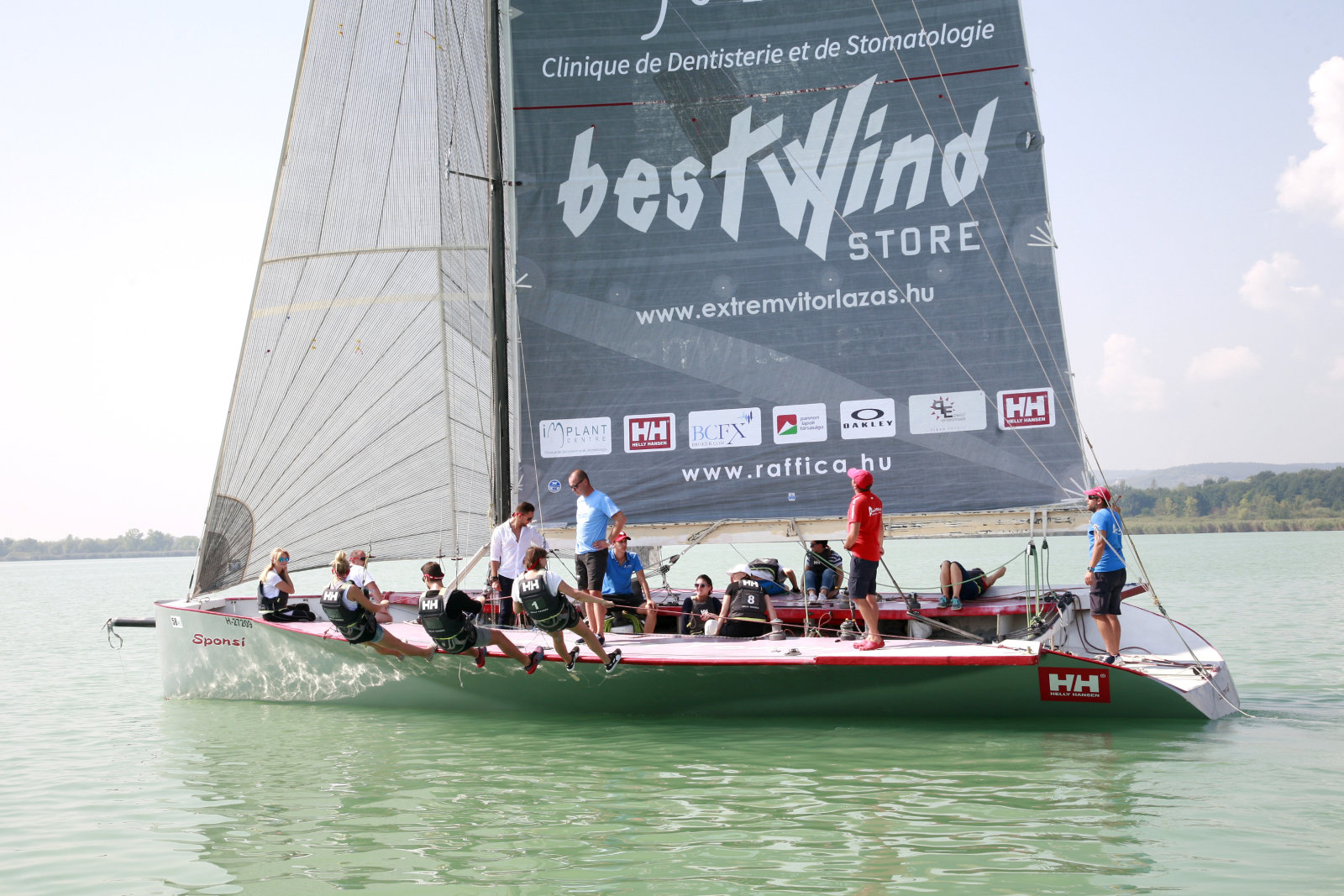 Balatonfüreden a Raffica csapata, amely már megnyerte a Garda-tó, a Bodeni-tó és a Genfi-tó-kerülő versenyt is. - kattints a képre, és nézd meg a teljes galériát!