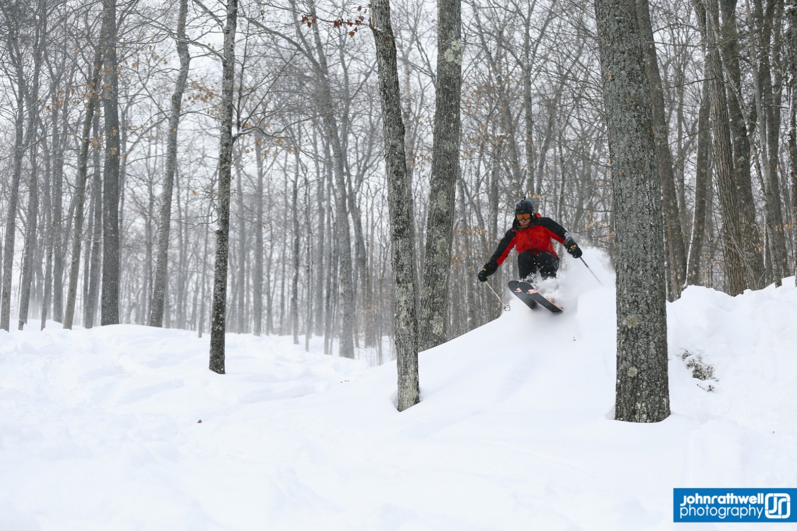 Síelő élvezi a friss havat - Fotó: John Rathwell Photography
