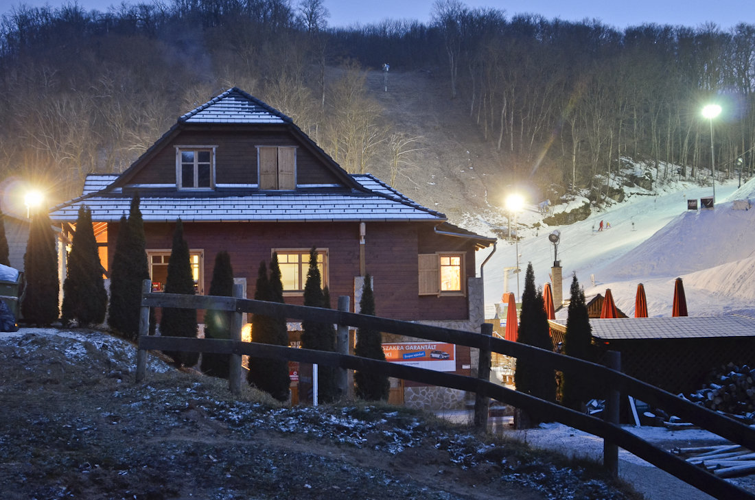 A síelés sötétedés után sem ér véget, kivilágított pályákon csúszhatunk. | Fotó: Zelnik Péter, Magyar Turizmus Zrt.