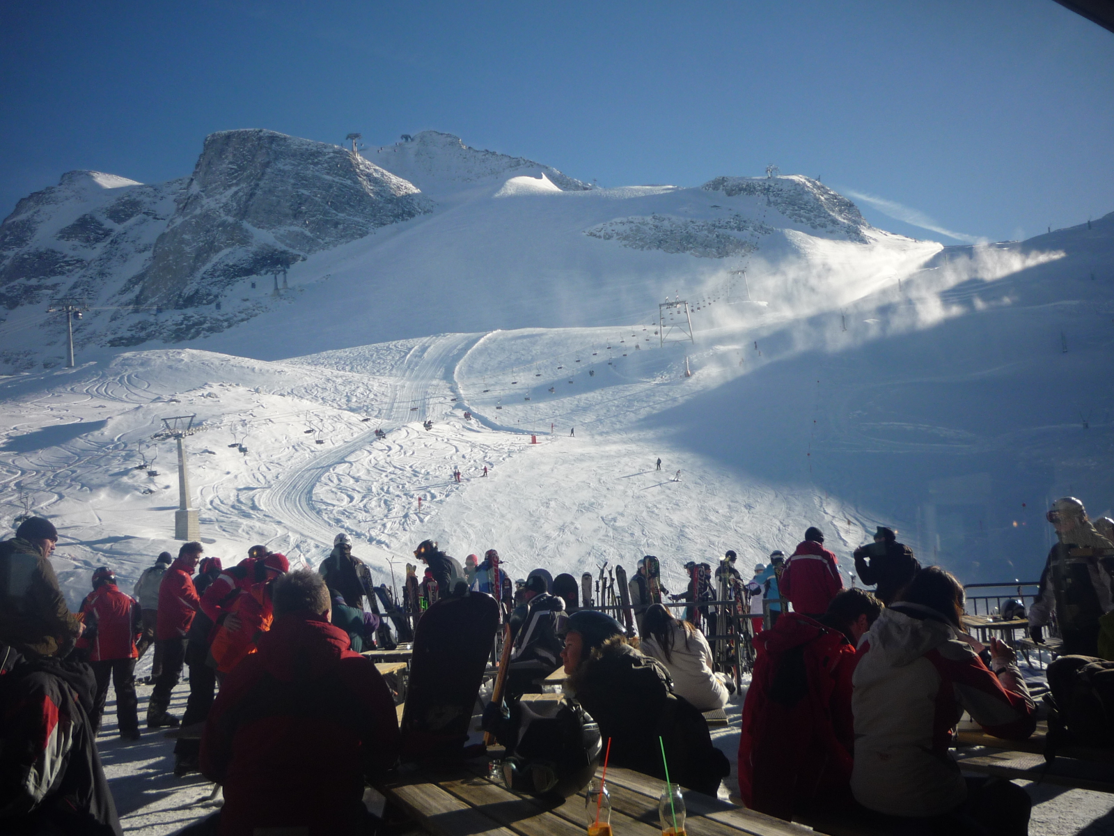 A Gefrorene Wand (3287 m) és a gleccserpályák a Tuxer Fernerhaus (2660 m) étterméből