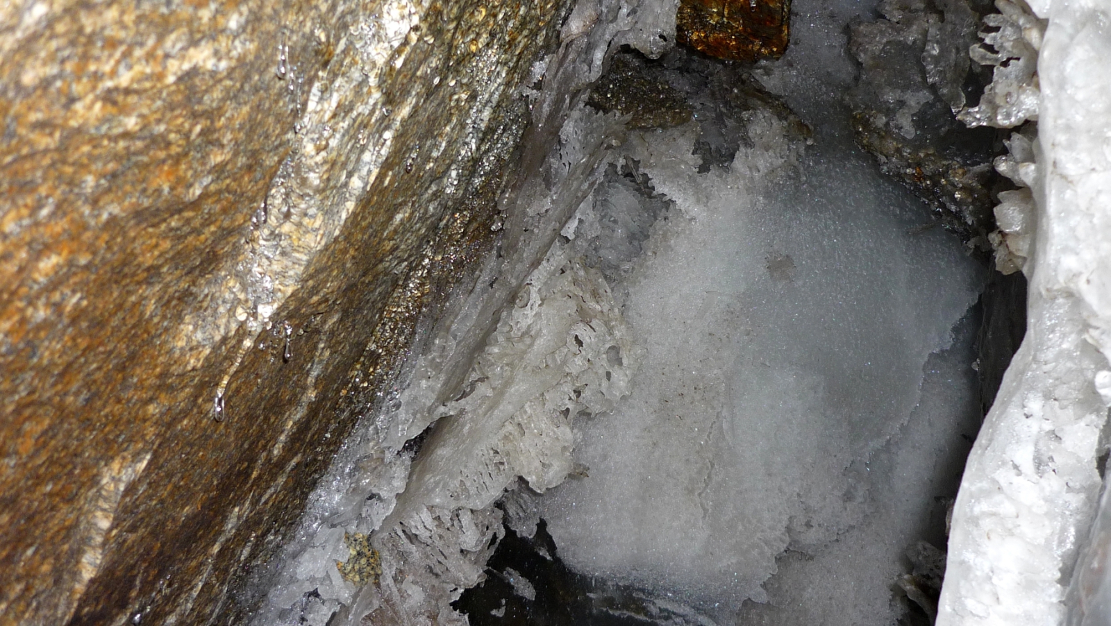 szikla és jég találkozása, a Gefrorene Wand sziklái