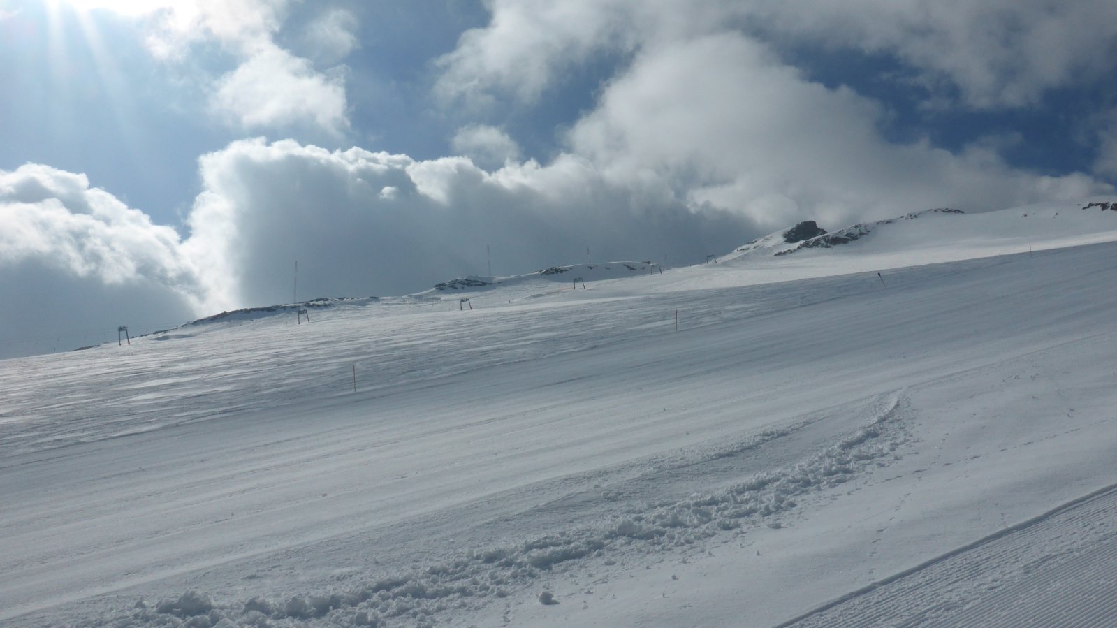 Lärmstange 2 lift építése a Kaserer 2-ről nézve (a hegygerincen sorakozó nagyon magas piros valamik).