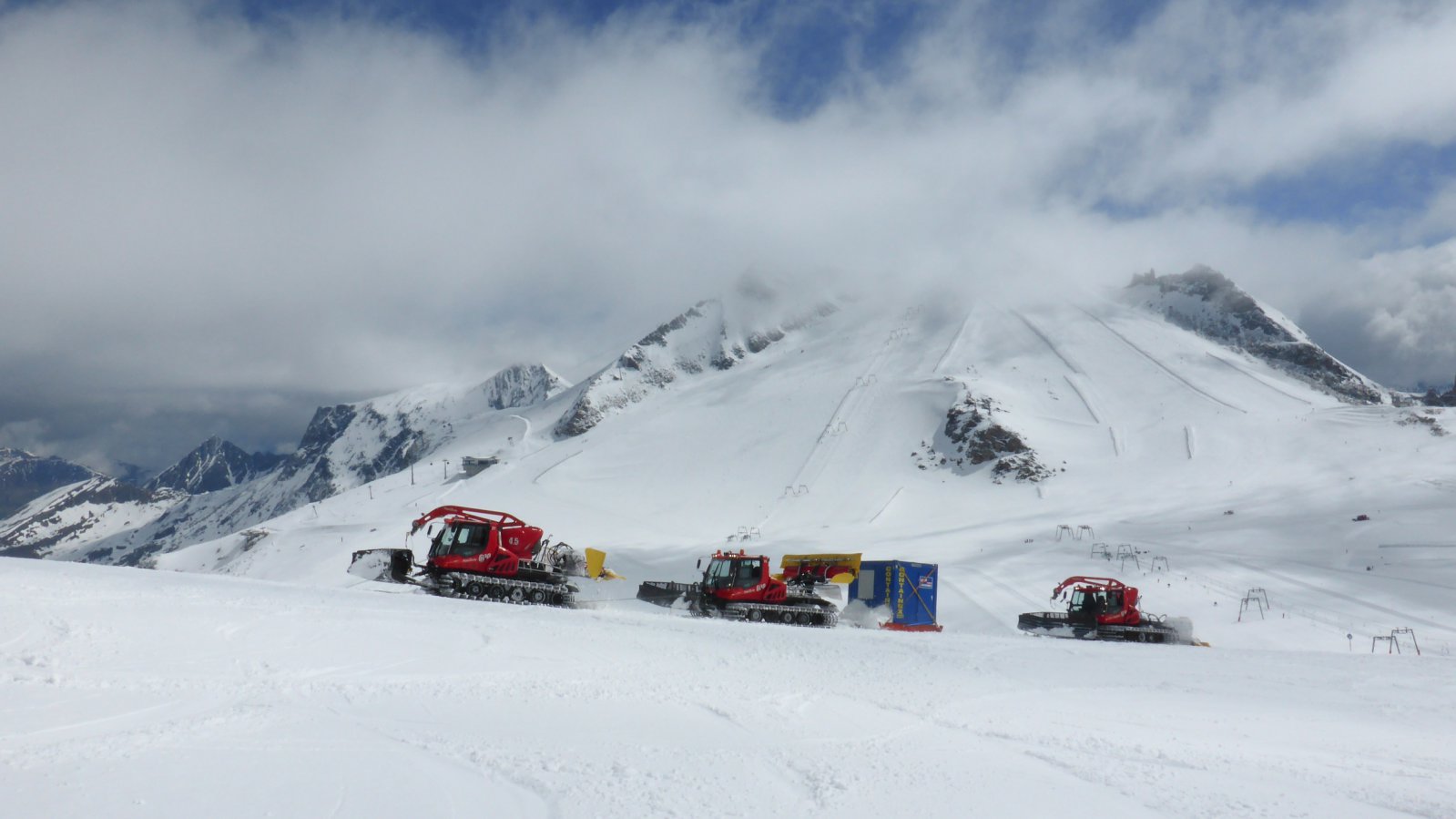 Viszik a ratrakok a szállítmányt.