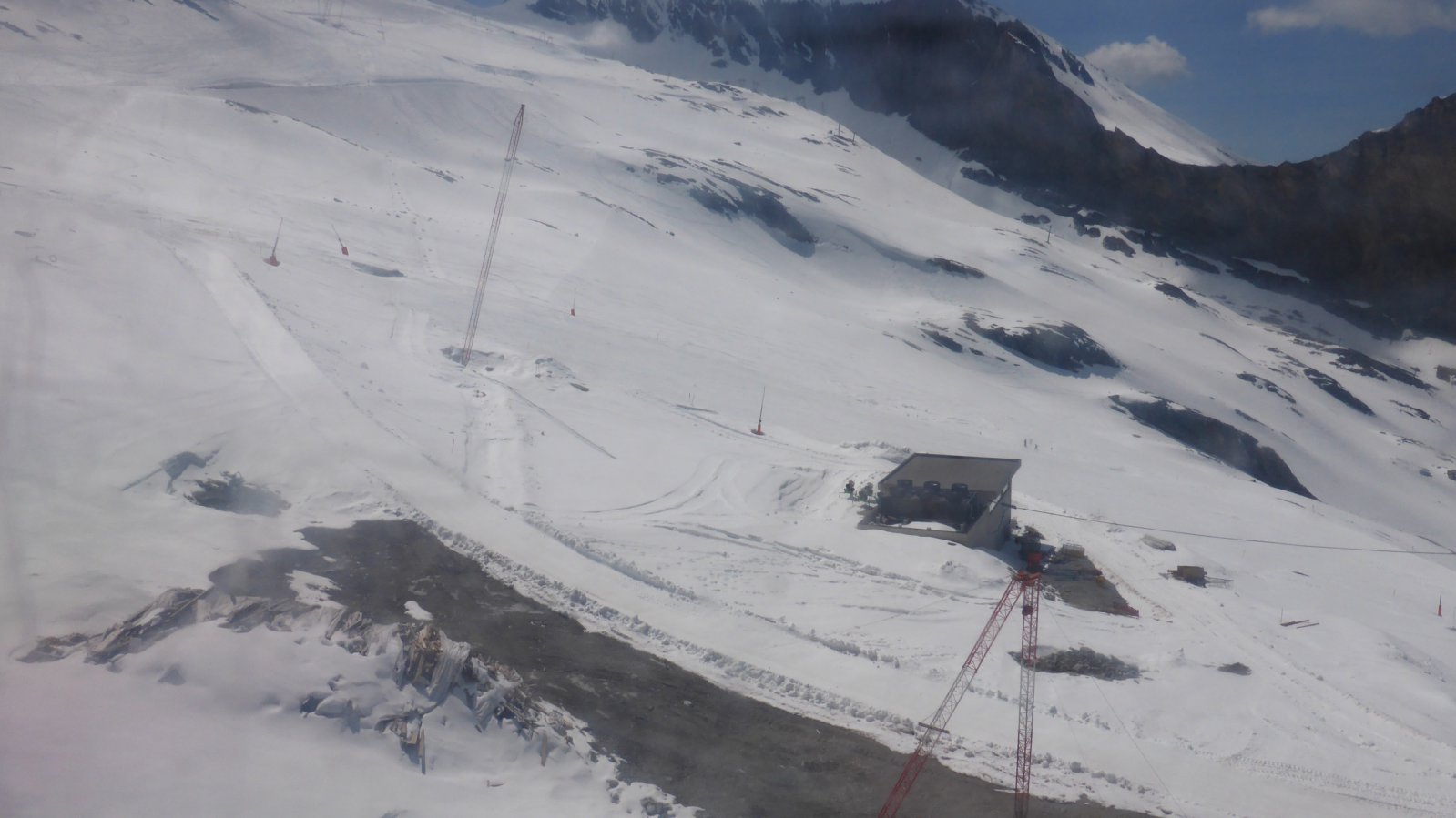 Lärmstange 2 lift alsó szakasza a Tuxer Ferner Haus-ból épp kigördülve, a Gletscherbus 2-ből.