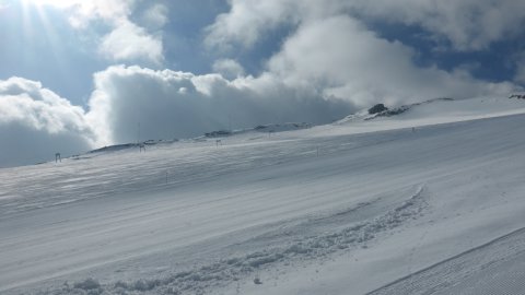 Lärmstange 2 lift építése a Kaserer 2-ről nézve (a hegygerincen sorakozó nagyon magas piros valamik).