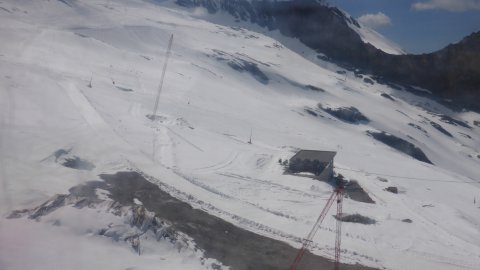 Lärmstange 2 lift alsó szakasza a Tuxer Ferner Haus-ból épp kigördülve, a Gletscherbus 2-ből.