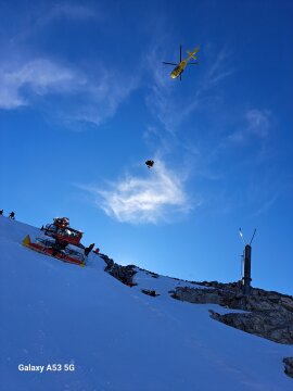 Helikopteres mentés gleccserhasadékból