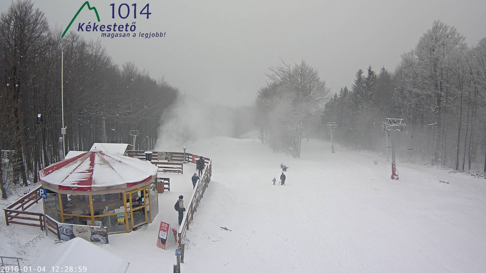 Kékestető webkamera hétfő délután: havazás és hóágyúzás