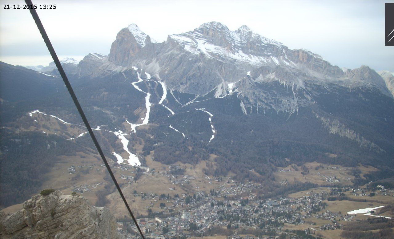 Arabba webkamera: fehér csíkok a hegyekben