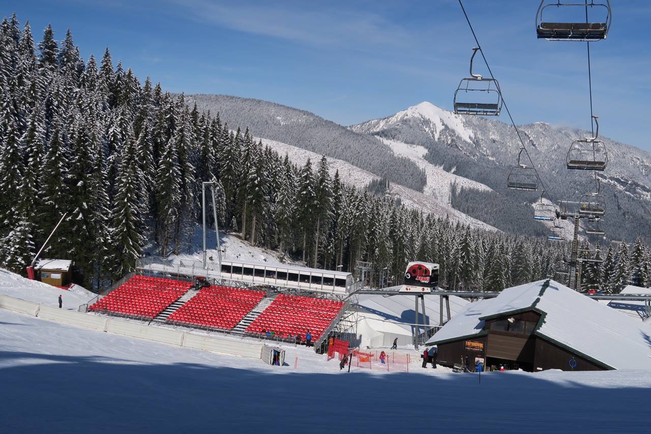 Ülőhelyek a pálya aljában