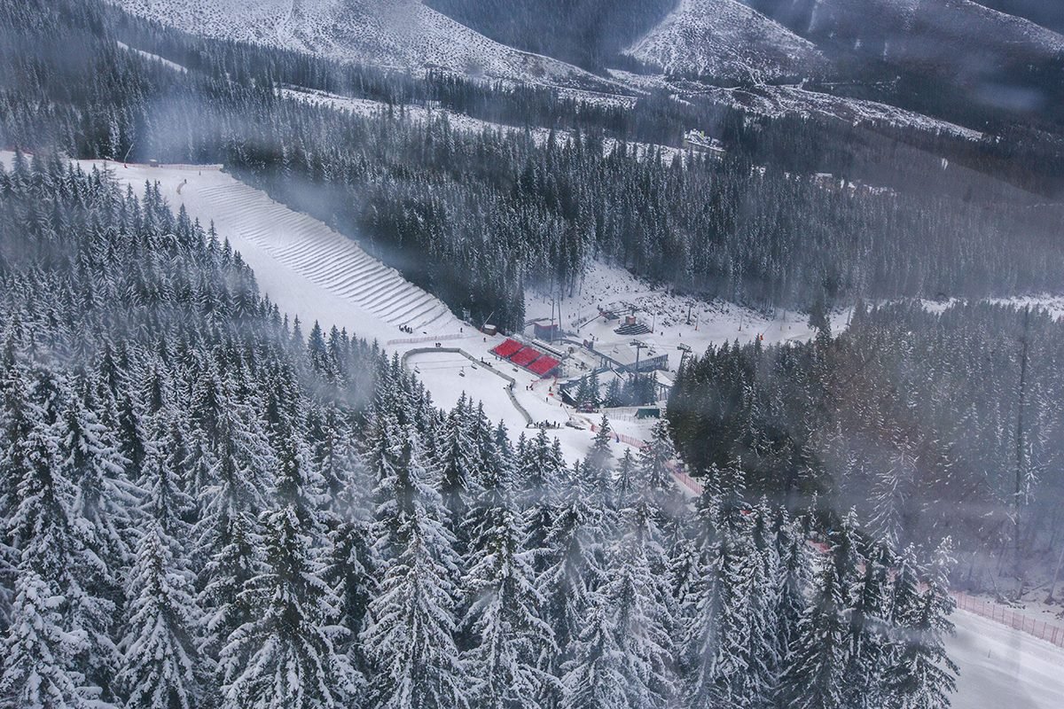 Ilyen felülről, az ülőhelyek piroslanak és balra fent az állóhelyek teraszosan kiépítve